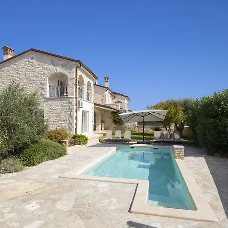 Mason With Heated Pool And Mini Wellness