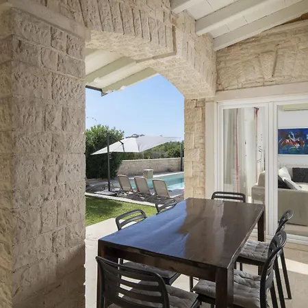 Mason With Heated Pool And Mini Wellness