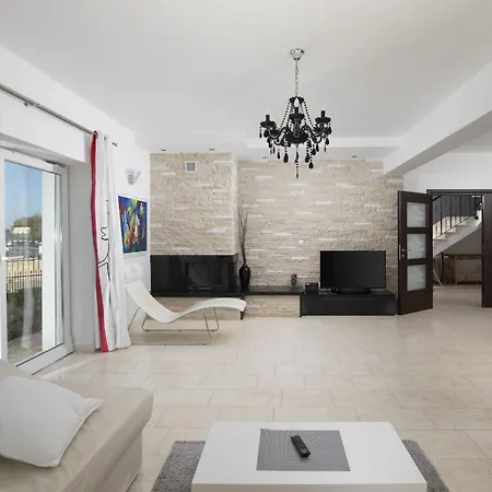 Mason With Heated Pool And Mini Wellness Villa *