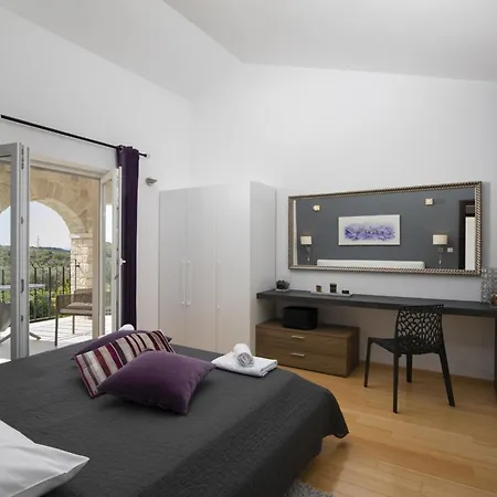 Mason With Heated Pool And Mini Wellness